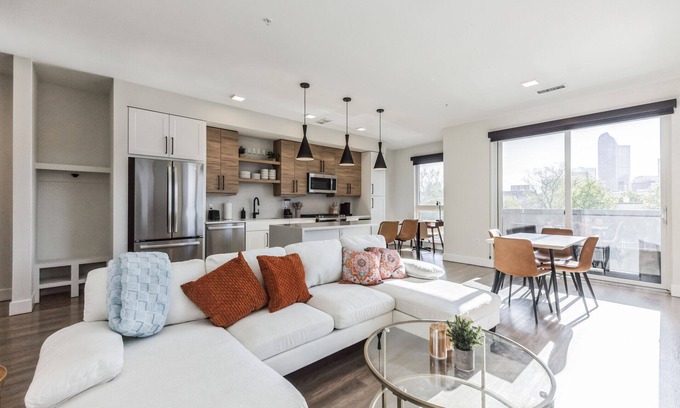 Uptown Appartement | Luxury Spacious Apt, Gym, Spa, Garage & DT Views