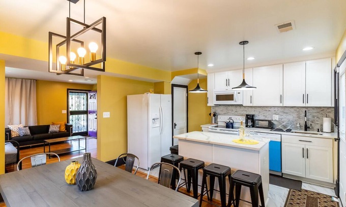 Fairlawn Maison | Luxury spacious charming DC row house + free parking