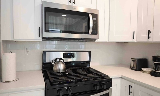 West New Haven Appartement | Luxury Spacious Home/ Convenient Location/ Free Wine