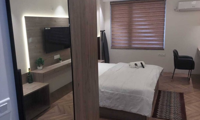 Jaypee Greens Appartement | Luxury spacious rooms in central city opp. metro station 5 min from Pari Chowk