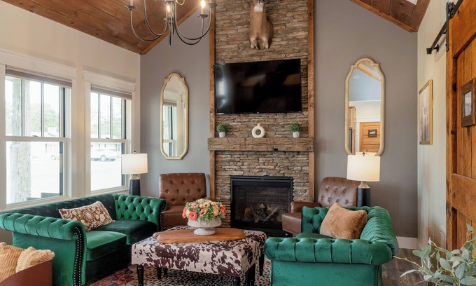 Grottoes Maison | Luxury Stay / 2-Suite Retreat with King Beds / Near JMU, Shenandoah & Wineries