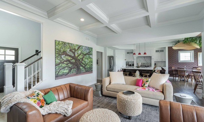Rochester Maison | Luxury Stay/ Theater / Pool Table / Dogs Welcome