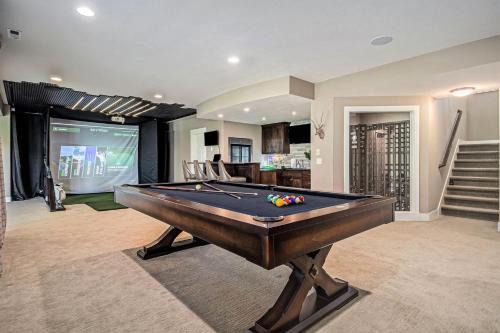 Elkhorn Maison | Luxury Stay with Golf Simulator and 3 King Bedrooms