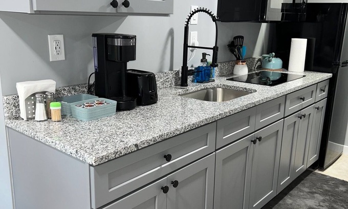 Upper Darby Appartement | Luxury Studio Apt. Near downtown Philly & Airport. Free Parking.