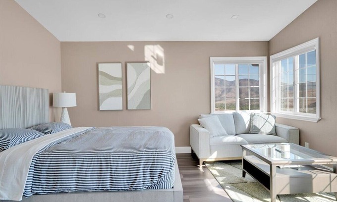 La Presa Maison | Luxury Studio with Lake Views and Spacious Balcony
