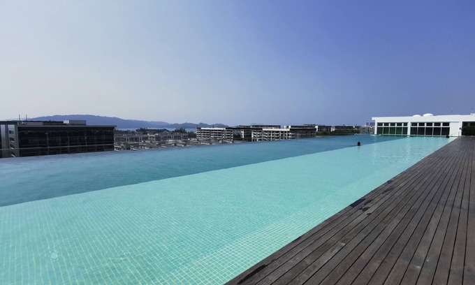 Downtown Kota Kinabalu Copropriété | Suite de luxe / 2-8 pax / Zone urbaine / Piscine à débordement avec vue majestueuse sur le coucher de soleil