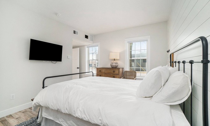 Onekama Copropriété | Luxury Suite #2 with Private Beach Access