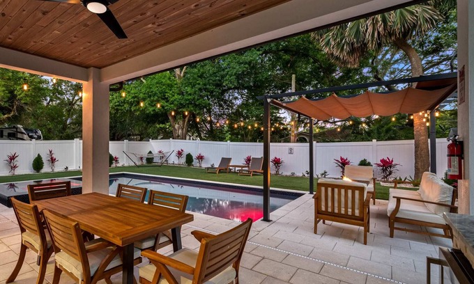 Riverside Heights Cottage | Luxury Tampa Home w/ Pool, Jacuzzi & Amenities