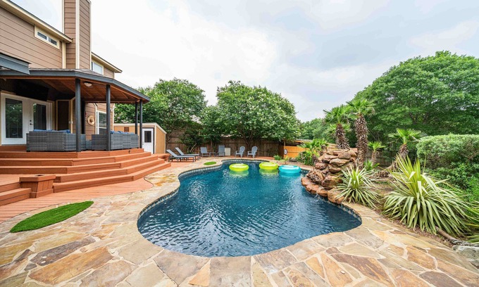 Wetmore Maison | Luxury Texas House with Pool & Game Room by 6Flags & Seaworld