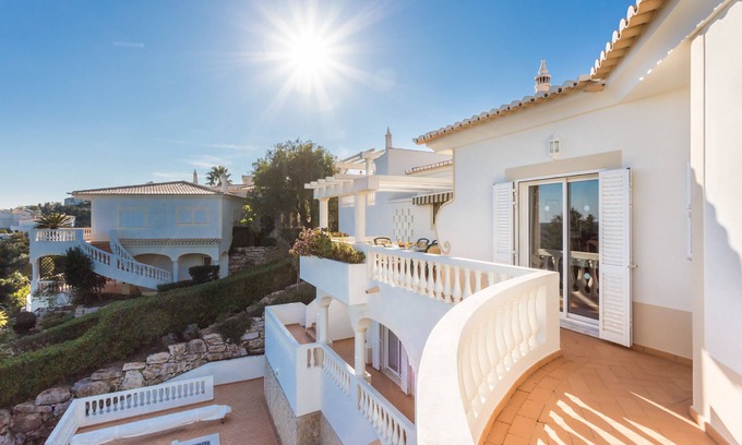 Budens Villa | Villa luxueuse de trois chambres avec grande piscine et spa située dans un jardin privé