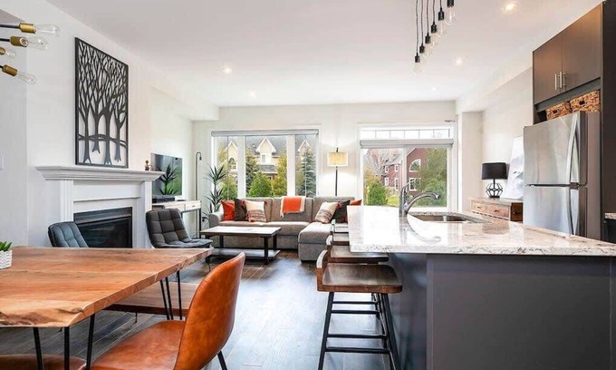 The Blue Mountains Maison | Luxury Townhome - Shuttle to the Village, Sleeps 8