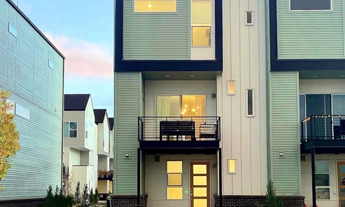 Twin Lakes Maison | Luxury Townhome - 10 Min to Downtown!