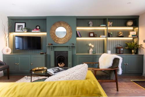 Warwick Maison | Luxury Townhouse - close to castle & town - perfect stylish stay, sunny private courtyard, dog friendly