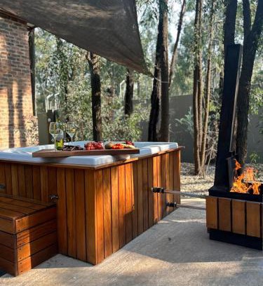 Tierpoort Appartement | Luxury Tranquil Treehouse & Hot Tub