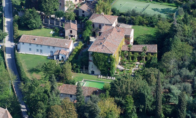 Vorno Villa | Villa toscane de luxe C18th entourée d'oliveraies avec piscine et court de tennis