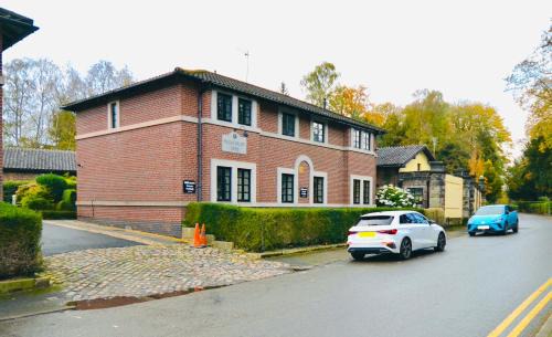 Stoke-on-Trent Appartement | Luxury Two Bed Suite - Walk to Trentham Gardens!