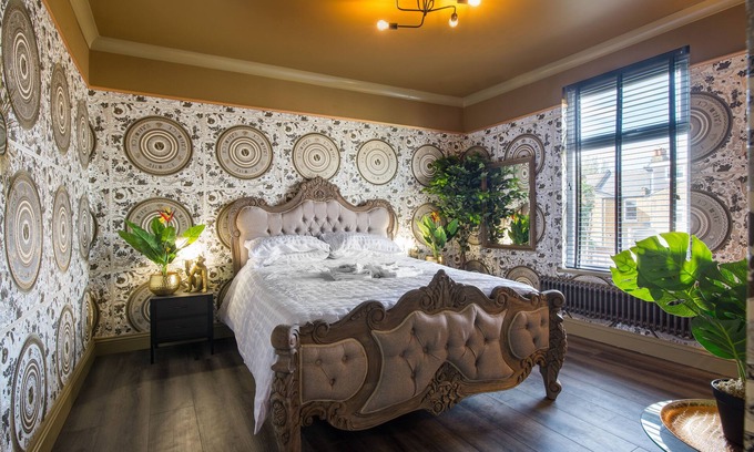 Leyton Appartement | Luxury Versace 1 Bed, Hot Tub, Pool Table, Sky Tv