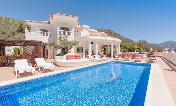Adeje Villa | Villa de luxe Adeje privée chauffée 10x4m piscine cinéma disco vue panoramique sur la mer