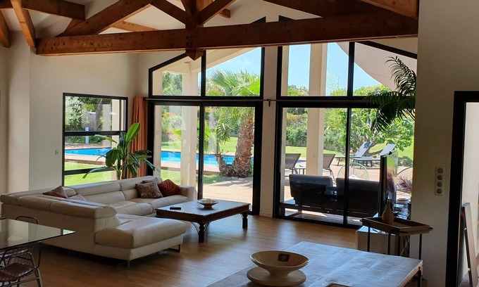 Assas Maison | Villa haut standing, tout en baies vitrées, entre village et campagne (mer 30mn)