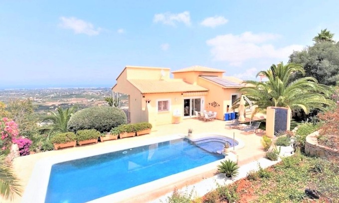 Pedreguer Villa | Villa de luxe La Sella Resort, vue montagne et mer, piscine, Wi-Fi, clim, terrasses et jardin.