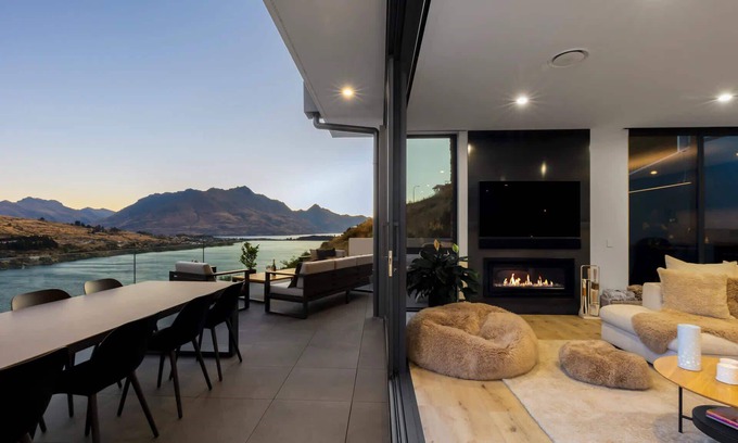 Frankton Maison | Luxury Villa | BBQ | Hot Tub | Free Parking | AC