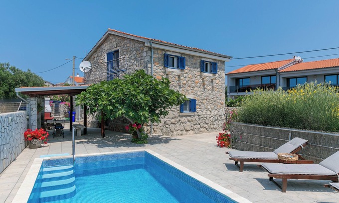 Brzac Villa | Villa de luxe pour 4-5 personnes - 2 chambres - 2 salles de bain - piscine