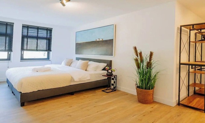 Slotervaart Appartement | LUXURY VILLA IN AMSTERDAM WITH 6 BEDROOMS, PRIVATE GARDEN, ELEGANT INTERIORS