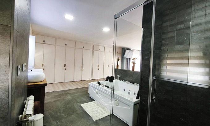 Vallromanes Chalet De Ski | Luxury Villa in Vallromanes - Nature, Pool, Views, Close to Barcelona & Beach.
