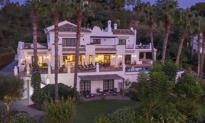 New Golden Mile Villa | Villa de luxe Sildavia avec piscine, jardin, terrasse, balcon, climatisation et Wifi.
