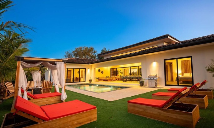 Tamarindo Maison | Modern beach resort villa, white sand beach 2 mins, free airport, Bali beds