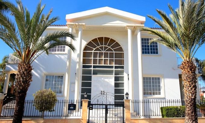 Aradippou Villa | Villa de luxe avec une touche classique. À quelques minutes de la plage et du centre de Larnaca.