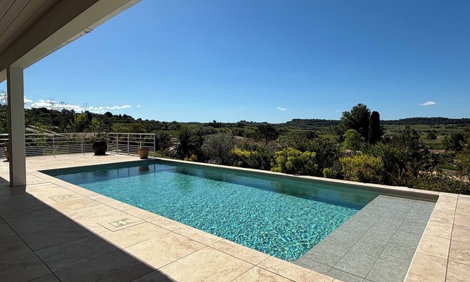 Saint-Pargoire Villa | Grande villa de luxe avec terrasse couverte et piscine, calme, proche de la mer.