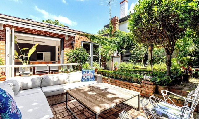 St Kilda Maison | Luxury Villas St Kilda West Beach (Walk to the beach)