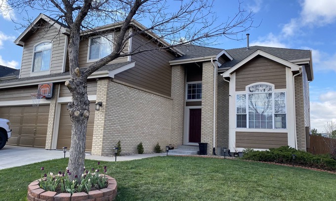 Centennial Maison | Luxury Walk out Basement 1100 sq ft Private patio Separate private entrance