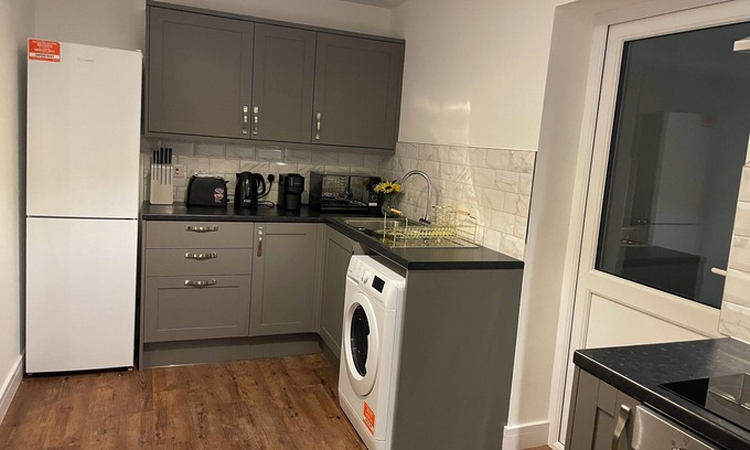 Warminster Appartement | Luxury Warminster Apartment with Free Parking