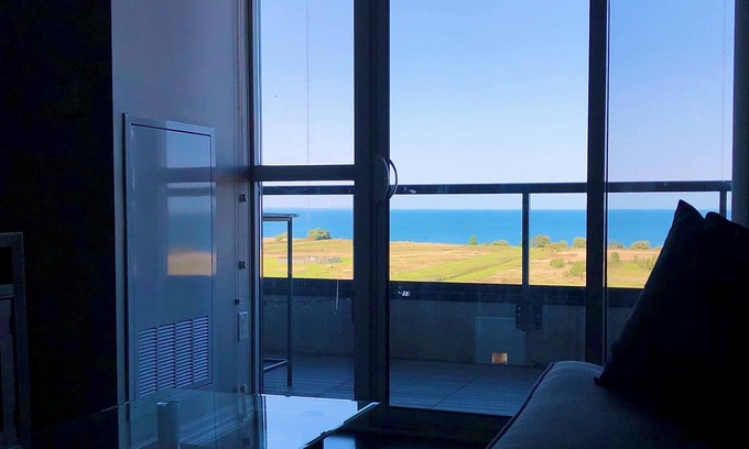 Grimsby Copropriété | Luxury Water-View Oasis