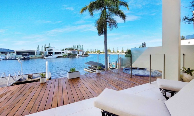Pelican Waters Maison | Luxury Waterfront 6 Bedroom Escape on Canal