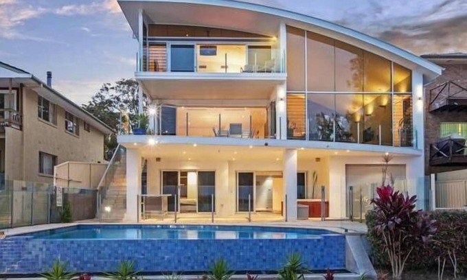 Balcolyn Maison | Accueil Waterfront Luxury avec piscine à débordement à 5 minutes de commodités favorables à la famille