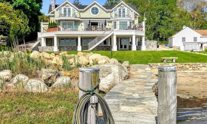 Mystic - New London Maison | MYSTIC BAY !! NOUVEAU BORD DE L'EAU DE LUXE; 5 chambres à coucher; 5. 5 salles de bain peut accueillir 15 lits