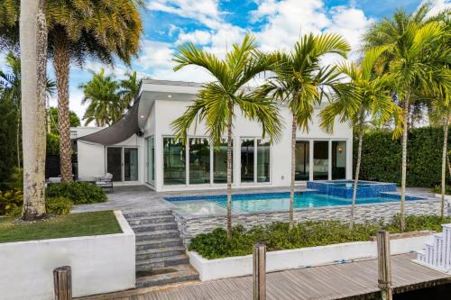 Lauderdale Isles Maison | Luxury Waterfront Home w Pool Hot Tub Dock Near Las Olas Gulfstream