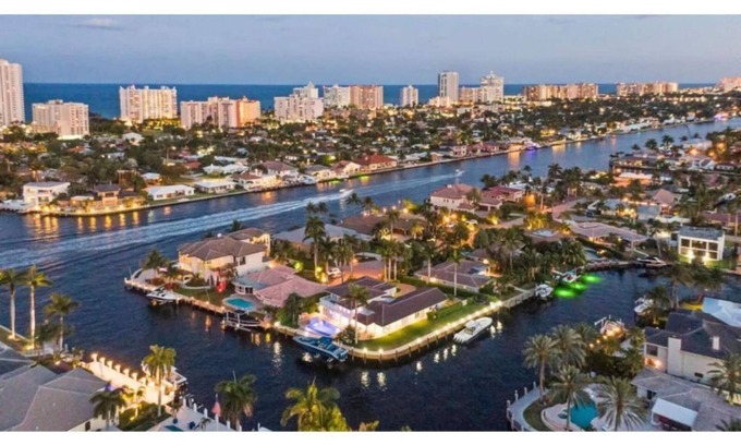 Pompano Isles Maison | "Luxury waterfront mansion with large pool" Near clear water & sandy beaches !