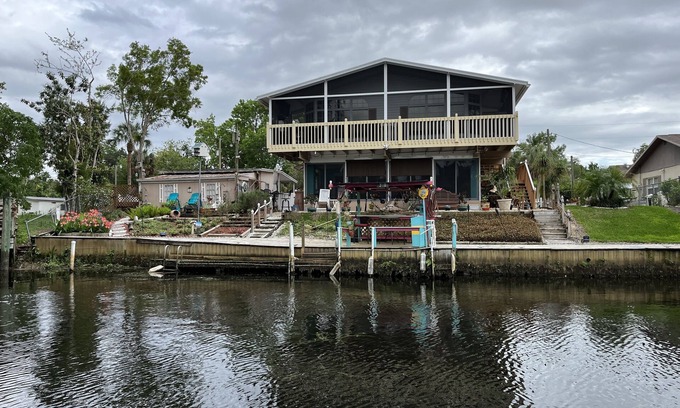 Weeki Wachee Gardens Maison | LUXURY WATERFRONT, KING SUITE & QUEEN SUITE, 3 full bathrooms, kayaks views