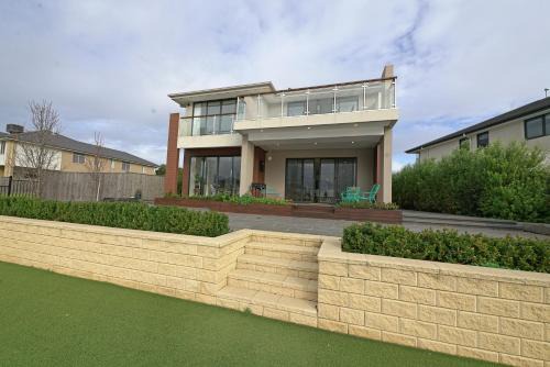 Sanctuary Lakes Maison | Luxury Waterfront Villa BBQ Cafe WiFi Great Views 5BRM