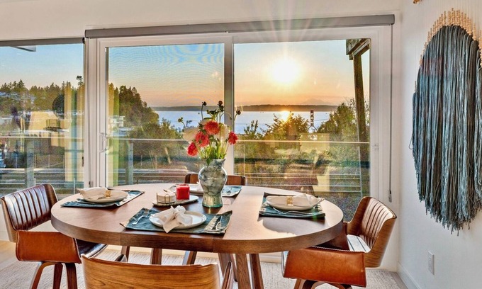 Sunset Hill Copropriété | Luxury Waterview Home l Work-Friendly Retreat