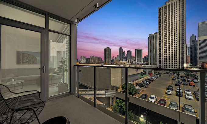 West Loop Appartement | Luxury West Loop Rentals: Modern Suites w/ City Views & Resort Amenities