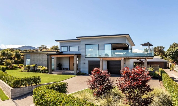 Waipahihi Maison | Luxury with Lake Views