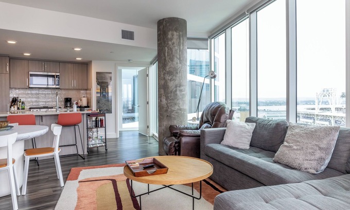 East Village Appartement | Luxury with Views! Across from Conv Center & PetCo! Heated Pool, Spa and Arcade!