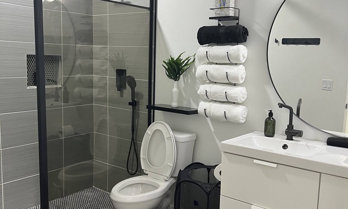North Central Omaha Maison | LuXury ZeN ZoNE (No Cleaning fee, King size bed).