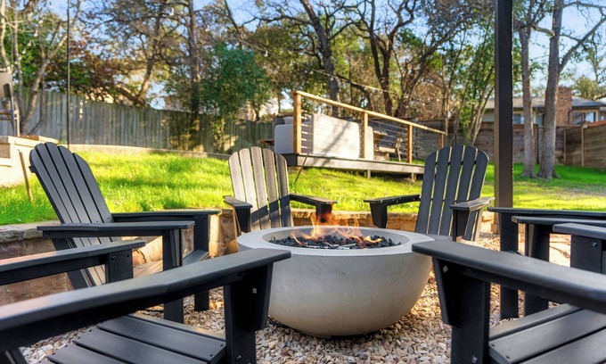 Barton Hills Maison | Luxury Zilker Home Pool Hot Tub Kitchen
