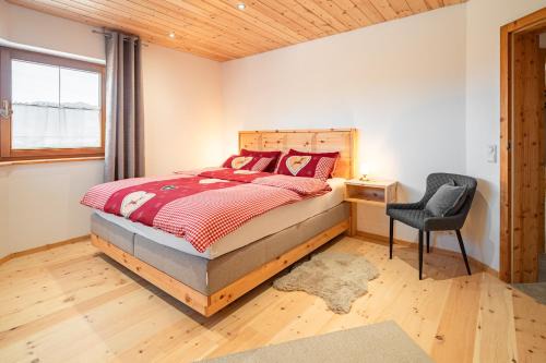 Blaichach Appartement | Luxus Chalet im Allgäu - Zirbenholz Schlafzimmer - Terrasse mit Bergblick - Infrarotkabine